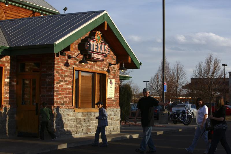 (Bloomberg) -- In the hard-fought battle for casual-dining customers, Texas Roadhouse Inc. is outshining rivals such as Applebee’s and IHOP. - Leslie Patton