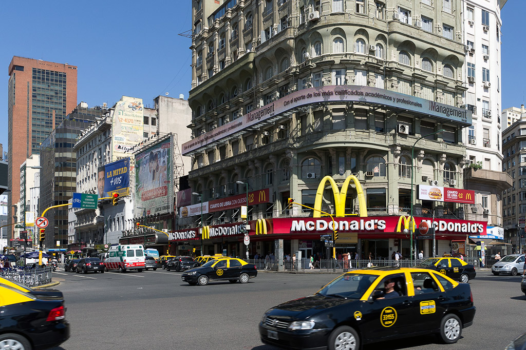 A McDonald's in Buenos Aires, Argentina. - Dan DeLuca / <a href='https://www.flickr.com/photos/dandeluca/7032457727'>Flickr</a>